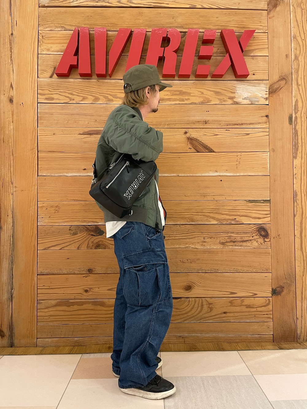 「MA-1、AVIREX、ロゴ、フライトジャケット、ワークキャップ、AVIREXBelle、デニムカーゴパンツ、AVIREX町田店、ファッションの力を信じよう、AVIREX町田」｜「AVIREXのWORK CAP / ワークキャップ / AVIREX / アヴィレックス（キャップ、グリーン系）」を使った、TOMさん（メンズ・161cm）の冬コーディネートの4枚目の写真