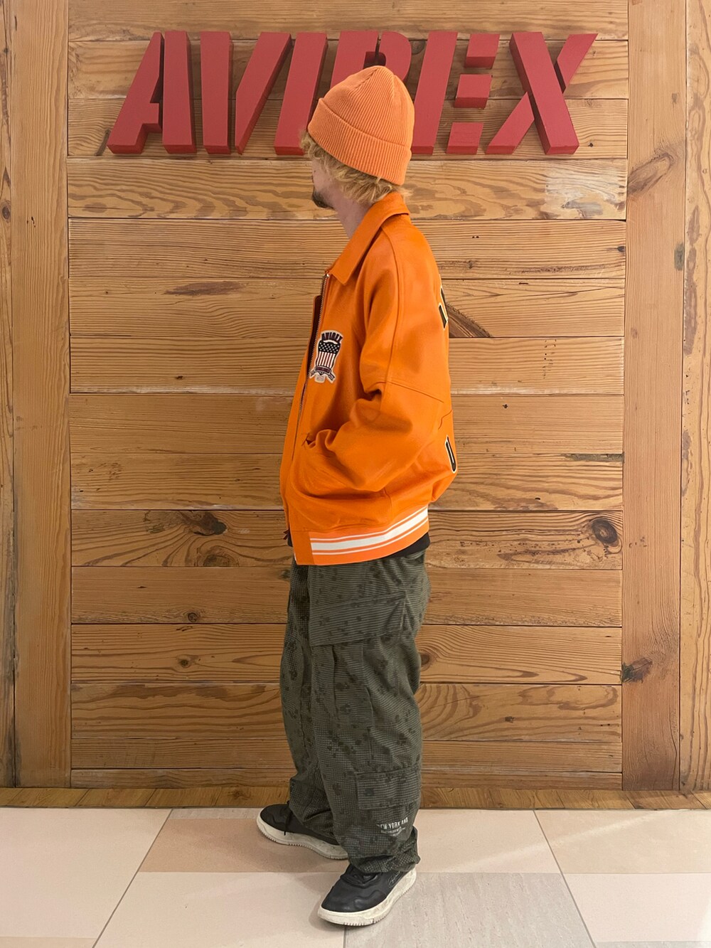 「ニット帽、AVIREX、カーゴパンツ、ビーニー、versityjacket、AVIREXBelle、町田東急ツインズ、AVIREX町田店、ファッションの力を信じよう、AVIREX町田」｜「AVIREXのLOGO WATCH CAP / ロゴ ワッチ キャップ / ビーニー / AVIREX / アヴィレックス（ニットキャップ/ビーニー、オレンジ系）」を使った、TOMさん（メンズ・161cm）の秋コーディネートの2枚目の写真