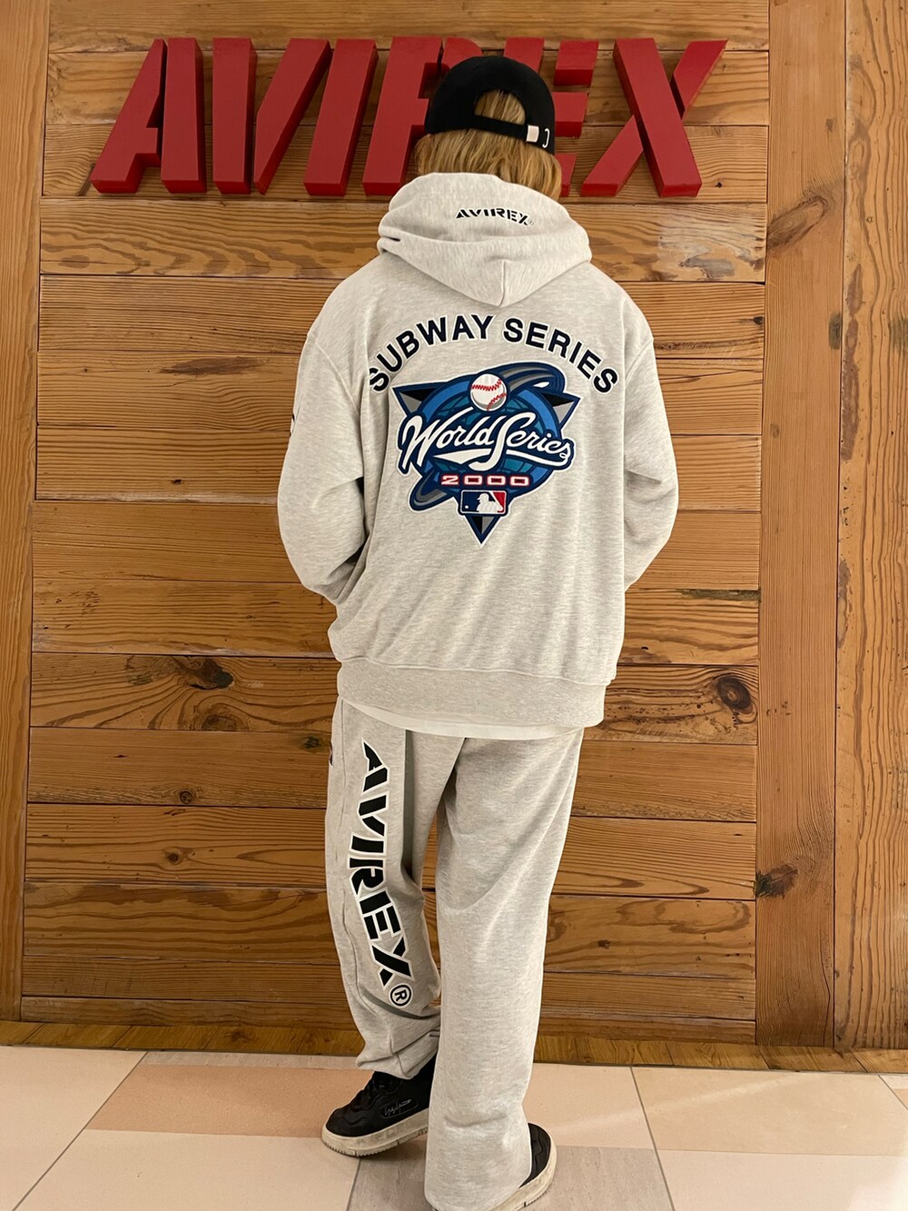 ベージュ系のパーカー、ベージュ系のスウェットパンツ、ブラック系のキャップを着用したメンズの秋コーディネートの3枚目の写真