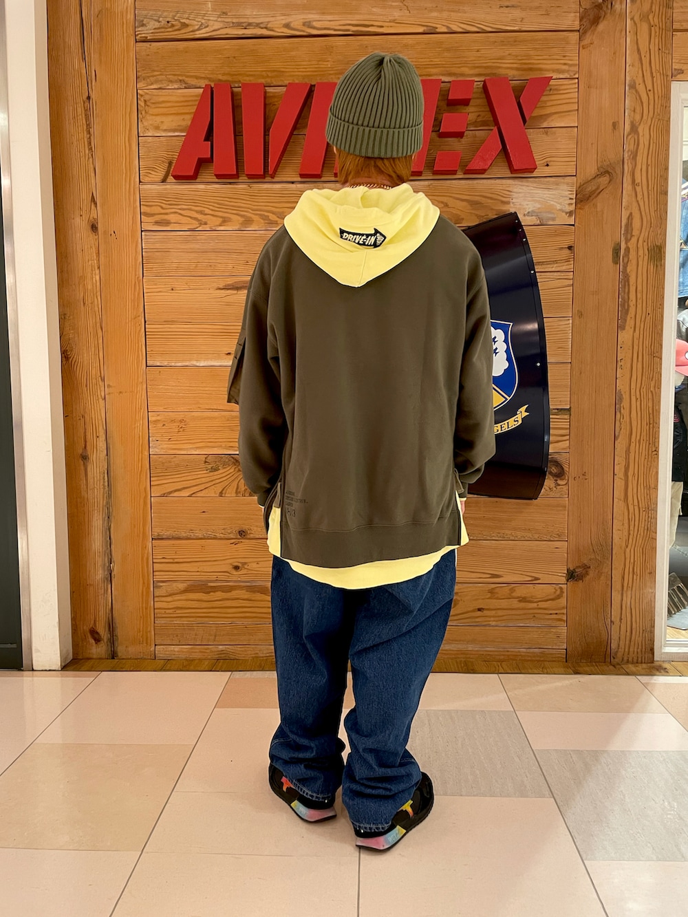 グリーン系のスウェット、その他のデニムパンツ、イエロー系のパーカーを着用したメンズの冬コーディネートの3枚目の写真