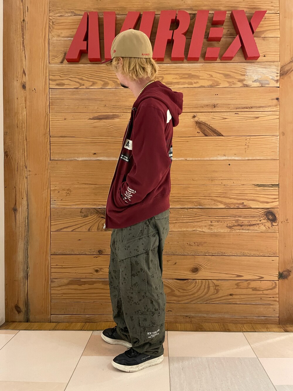 レッド系のパーカー、ホワイト系のTシャツ/カットソー、その他のカーゴパンツを着用したメンズの夏コーディネートの2枚目の写真