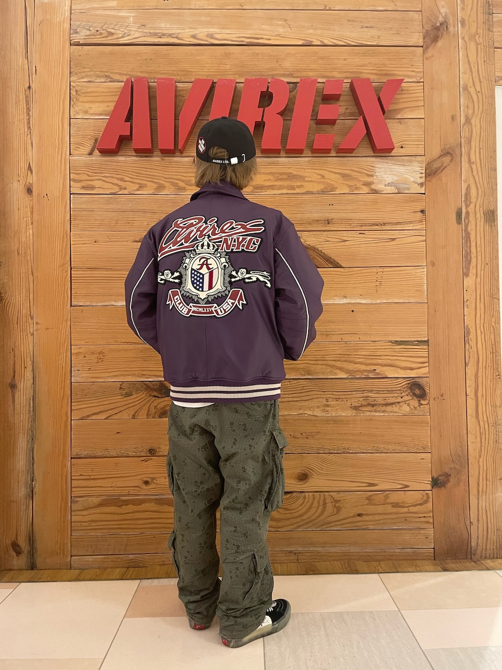 「スタジャン、キャップ、AVIREX、カーゴパンツ、革ジャン、パープル、AVIREXBelle、AVIREX町田店、ファッションの力を信じよう、AVIREX町田」｜「AVIREXのAIR NATIONALＮ GUARD CAP / エアナショナルガード キャップ / AVIREX / アヴィレックス（キャップ、ブラック系）」を使った、TOMさん（メンズ・161cm）の冬コーディネートの2枚目の写真