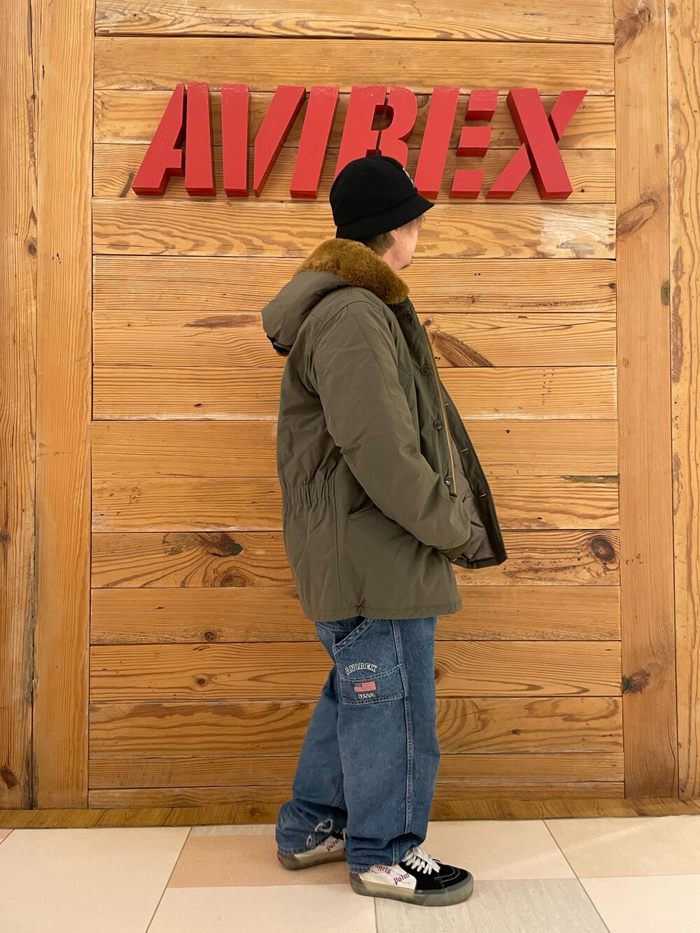 「ダウン、AVIREX、ペインターパンツ、バケハ、ペインターデニム、B-9、AVIREXBelle、AVIREX町田店、ファッションの力を信じよう、AVIREX町田」｜「AVIREXの《REBUILD COLLECTION》バーシティー ペインター パンツ /  VARSITY PAINTER PANTS（デニムパンツ、その他）」を使った、TOMさん（メンズ・161cm）の秋コーディネートの4枚目の写真