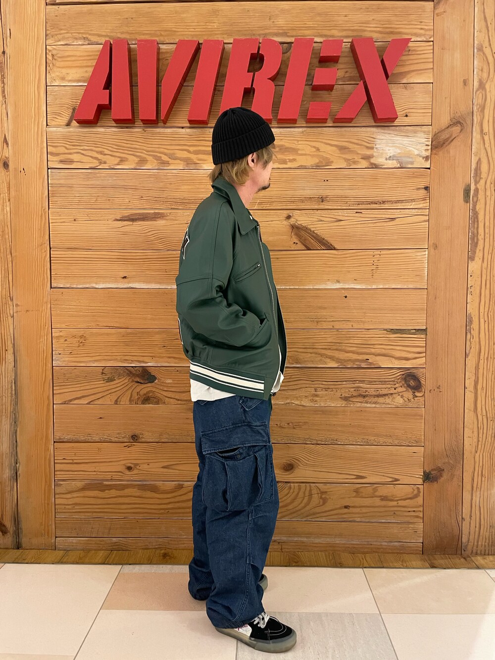 グリーン系のスタジャン、ホワイト系のTシャツ/カットソー、その他のその他パンツを着用したメンズの冬コーディネートの4枚目の写真