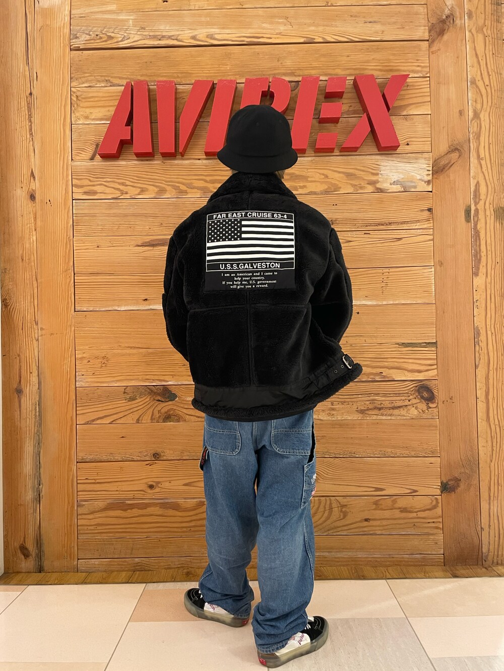 その他のデニムパンツ、ブラック系のTシャツ/カットソー、ブラック系のその他アウターを着用したメンズの秋コーディネートの2枚目の写真