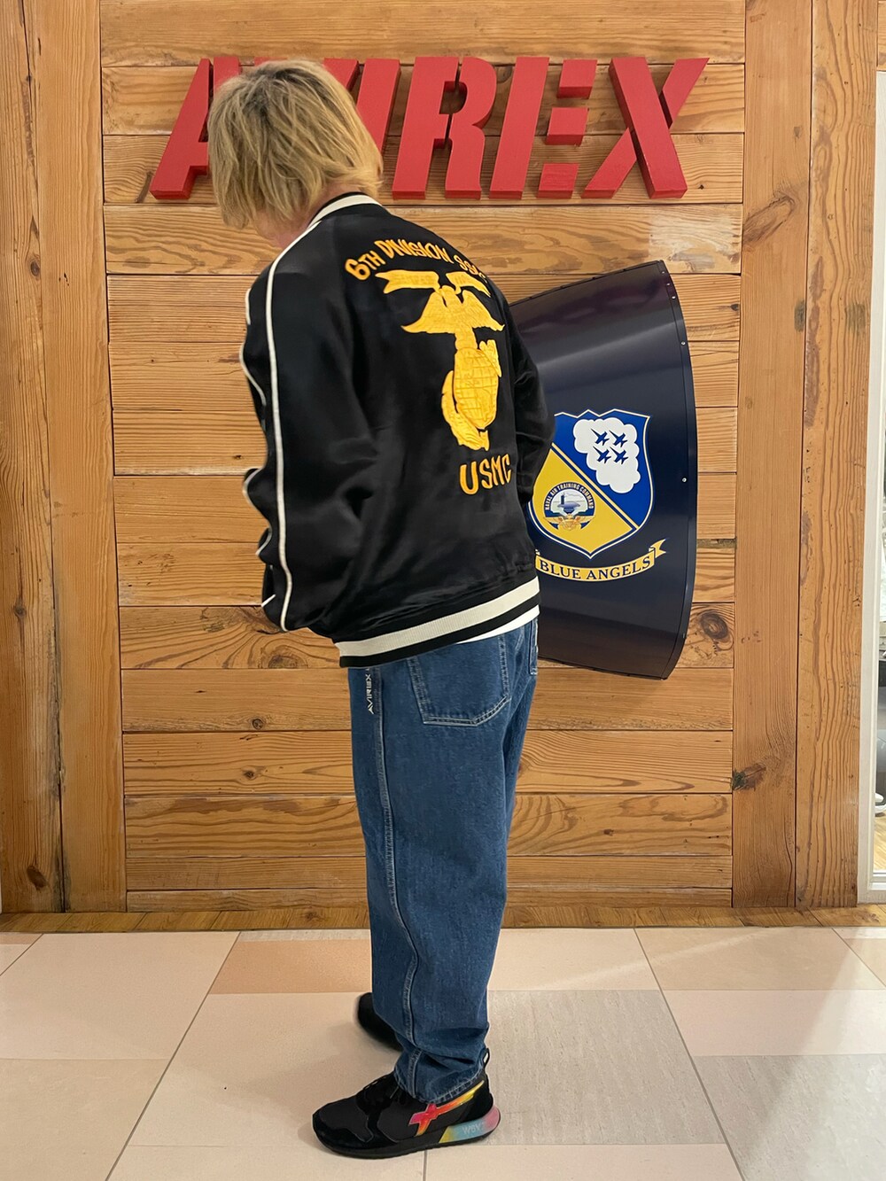 その他のデニムパンツ、ホワイト系のTシャツ/カットソー、ブラック系のスカジャンを着用したメンズの春コーディネートの2枚目の写真