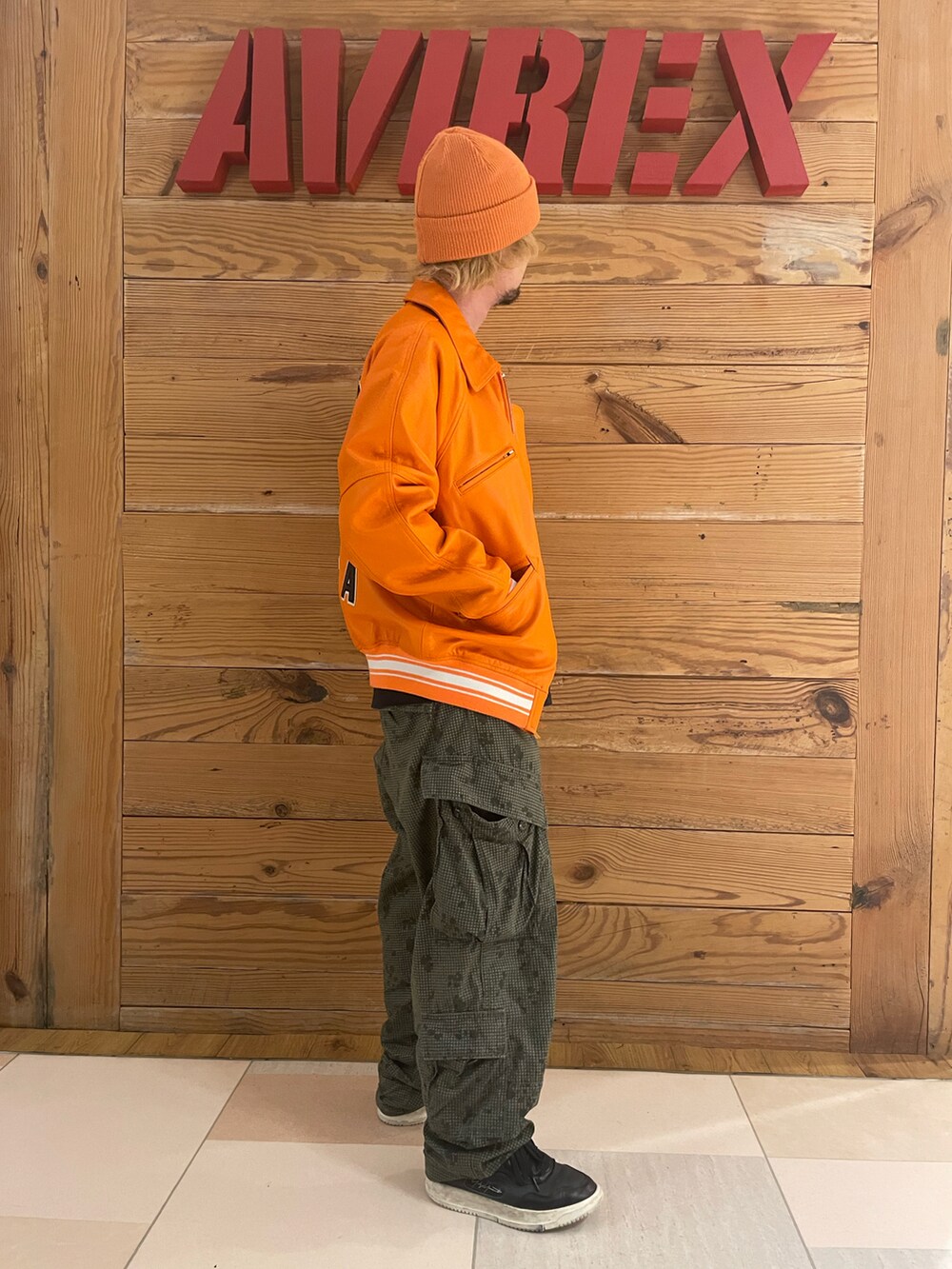 「ニット帽、AVIREX、カーゴパンツ、ビーニー、versityjacket、AVIREXBelle、町田東急ツインズ、AVIREX町田店、ファッションの力を信じよう、AVIREX町田」｜「AVIREXのLOGO WATCH CAP / ロゴ ワッチ キャップ / ビーニー / AVIREX / アヴィレックス（ニットキャップ/ビーニー、オレンジ系）」を使った、TOMさん（メンズ・161cm）の秋コーディネートの4枚目の写真