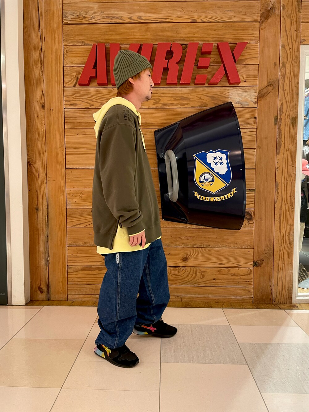 グリーン系のスウェット、その他のデニムパンツ、イエロー系のパーカーを着用したメンズの冬コーディネートの4枚目の写真