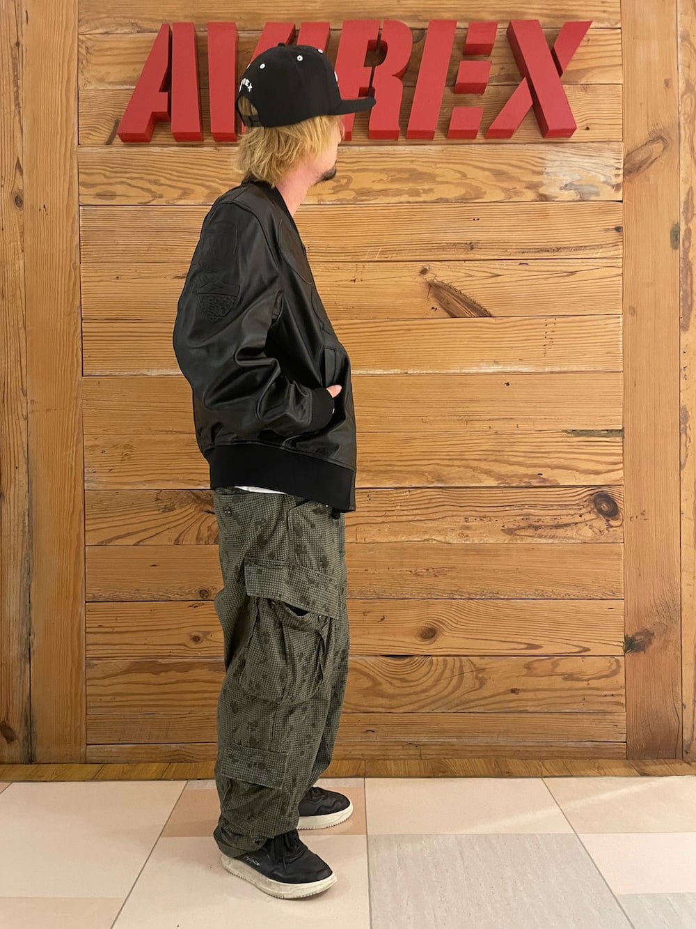 ブラック系のMA-1、ホワイト系のTシャツ/カットソー、その他のカーゴパンツを着用したメンズの秋コーディネートの4枚目の写真