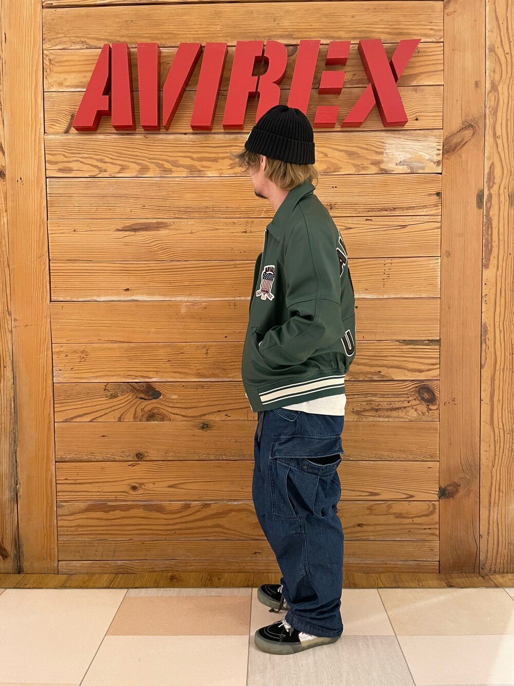 グリーン系のスタジャン、ホワイト系のTシャツ/カットソー、その他のその他パンツを着用したメンズの冬コーディネートの2枚目の写真