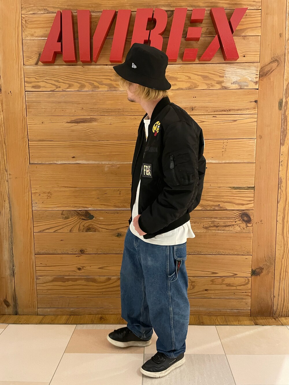 ホワイト系のTシャツ/カットソー、その他のデニムパンツ、ブラック系のMA-1を着用したメンズの夏コーディネートの2枚目の写真