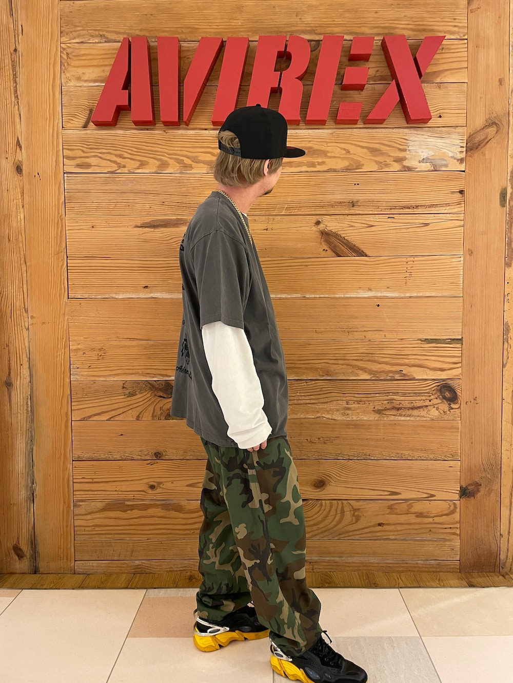 グレー系のTシャツ/カットソー、その他のその他パンツ、ホワイト系のTシャツ/カットソーを着用したメンズの夏コーディネートの4枚目の写真