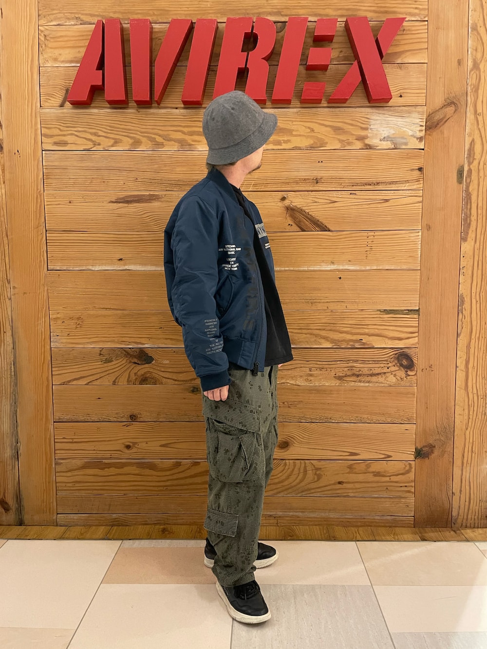 「MA-1、AVIREX、リバーシブル、カーゴパンツ、バケットハット、バケハ、AVIREXBelle、AVIREX町田店、ファッションの力を信じよう、AVIREX町田」｜「AVIREXのMaintenance patch ロングTシャツ（Tシャツ/カットソー、ブラック系）」を使った、TOMさん（メンズ・161cm）の秋コーディネートの4枚目の写真