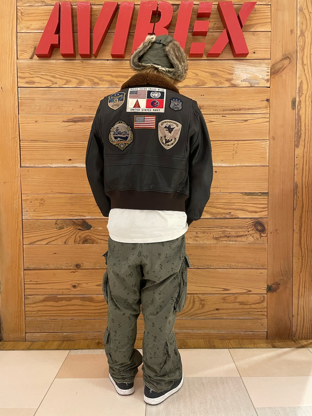 ホワイト系のTシャツ/カットソー、その他のカーゴパンツ、ブラウン系のミリタリージャケットを着用したメンズの冬コーディネートの3枚目の写真