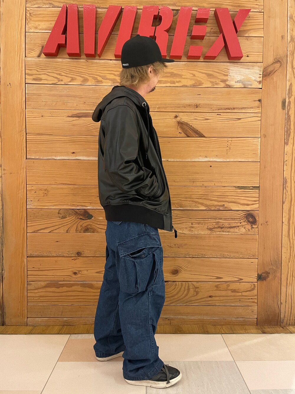 「レザージャケット、AVIREX、NEWERA、NEW ERA、フード付きアウター、AVIREXBelle、デニムカーゴパンツ、AVIREX町田店、ファッションの力を信じよう、AVIREX町田」｜「AVIREXの《AVIREX×NEW ERA/ニューエラ》ロウ プロファイル 59フィフティ / LOW PROFILE 59FIFTY AC（帽子、ブラック系）」を使った、TOMさん（メンズ・161cm）の冬コーディネートの4枚目の写真