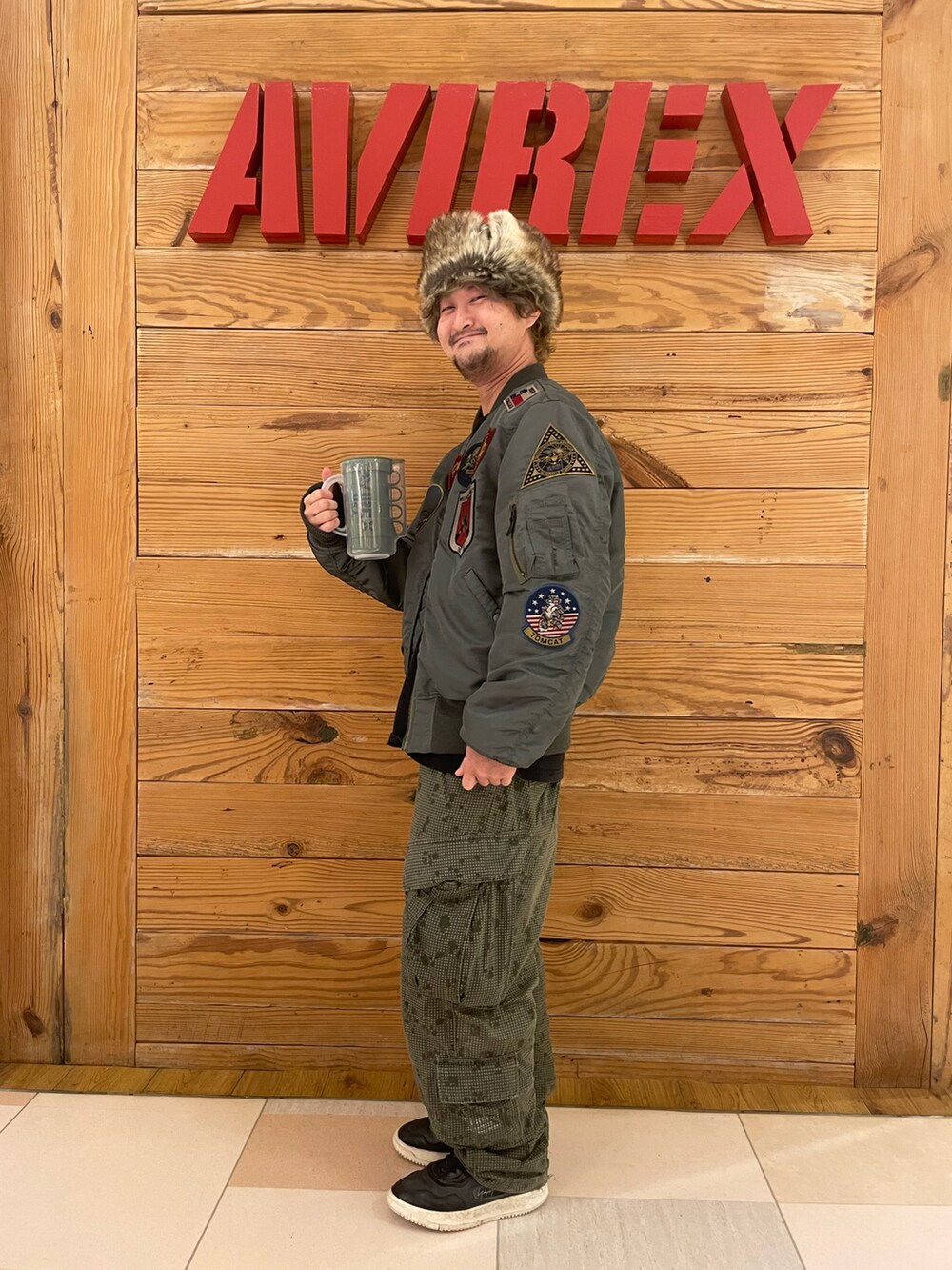 「vintage、AVIREX、マグカップ、秋冬コーデ、TOPGUN、AVIREXBelle、TOP GUN、AVIREX町田店、ファッションの力を信じよう、AVIREX町田」｜「AVIREXのMaintenance patch ロングTシャツ（Tシャツ/カットソー、ブラック系）」を使った、TOMさん（メンズ・161cm）の秋コーディネートの2枚目の写真
