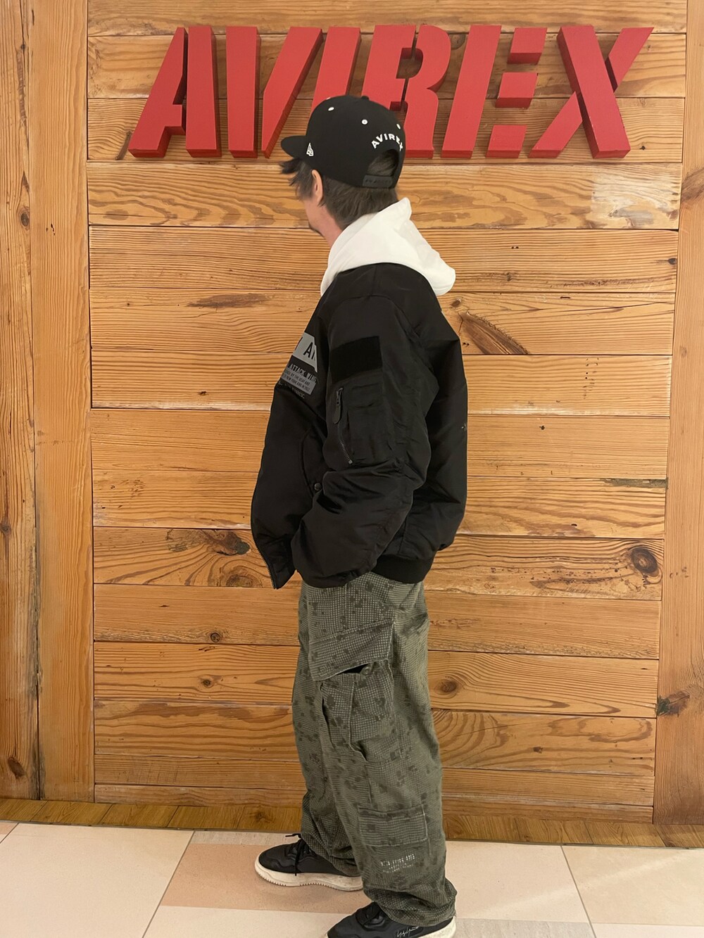 その他のカーゴパンツ、ホワイト系のパーカー、ブラック系のMA-1を着用したメンズの秋コーディネートの2枚目の写真