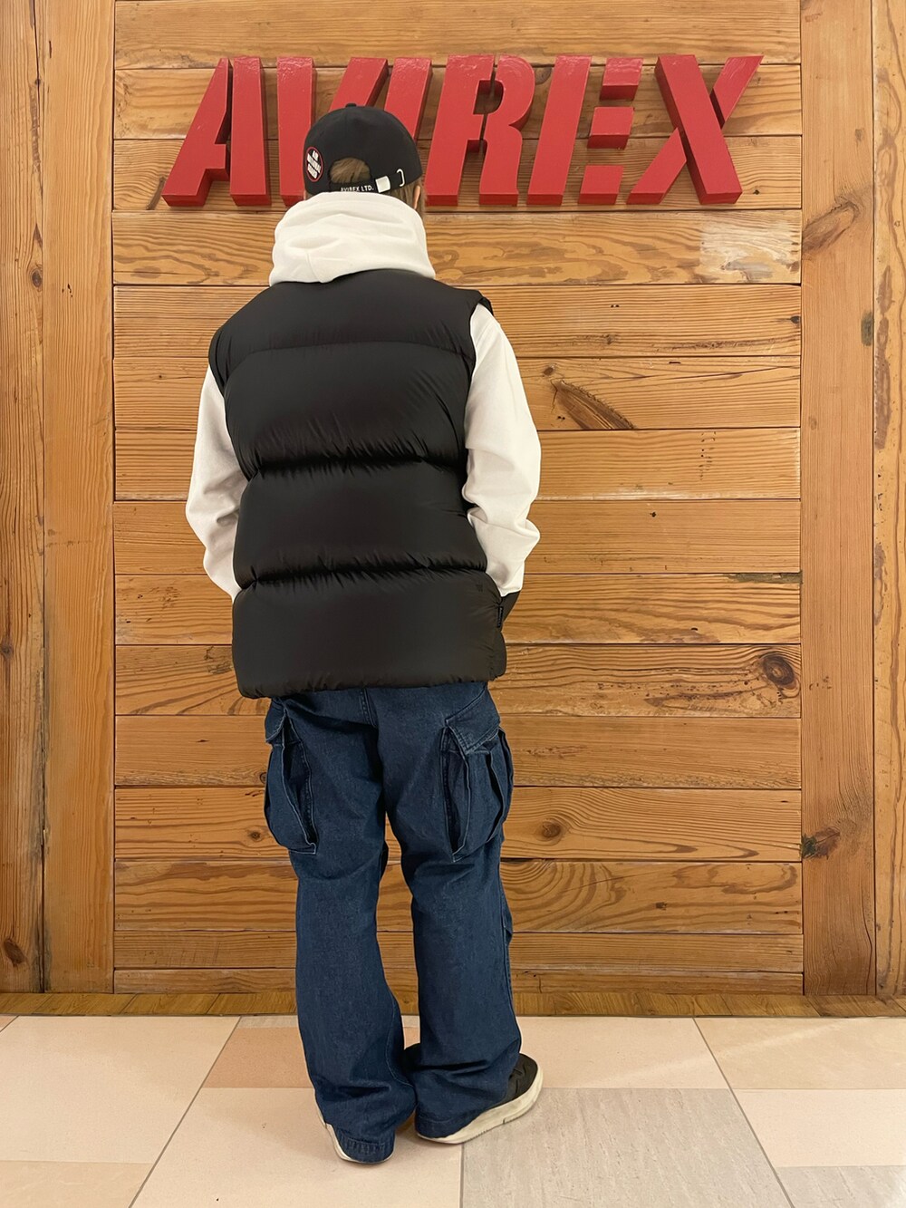 「ダウンベスト、パーカー、AVIREX、黒キャップ、白パーカー、AVIREXBelle、デニムカーゴパンツ、AVIREX町田店、ファッションの力を信じよう、AVIREX町田」｜「AVIREXのAIR NATIONALＮ GUARD CAP / エアナショナルガード キャップ / AVIREX / アヴィレックス（キャップ、ブラック系）」を使った、TOMさん（メンズ・161cm）の冬コーディネートの3枚目の写真