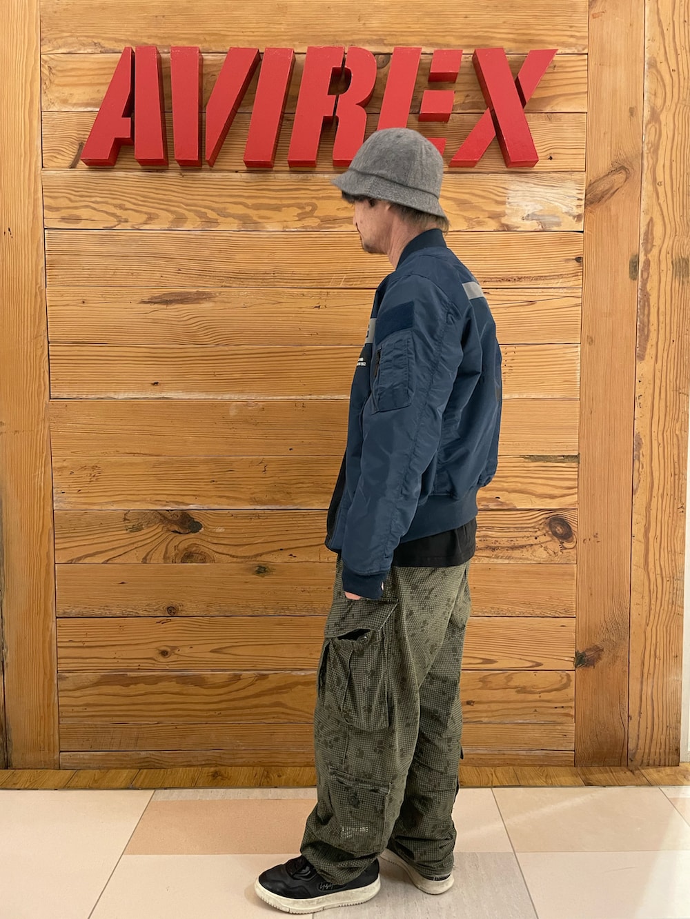 「MA-1、AVIREX、リバーシブル、カーゴパンツ、バケットハット、バケハ、AVIREXBelle、AVIREX町田店、ファッションの力を信じよう、AVIREX町田」｜「AVIREXのMaintenance patch ロングTシャツ（Tシャツ/カットソー、ブラック系）」を使った、TOMさん（メンズ・161cm）の秋コーディネートの3枚目の写真