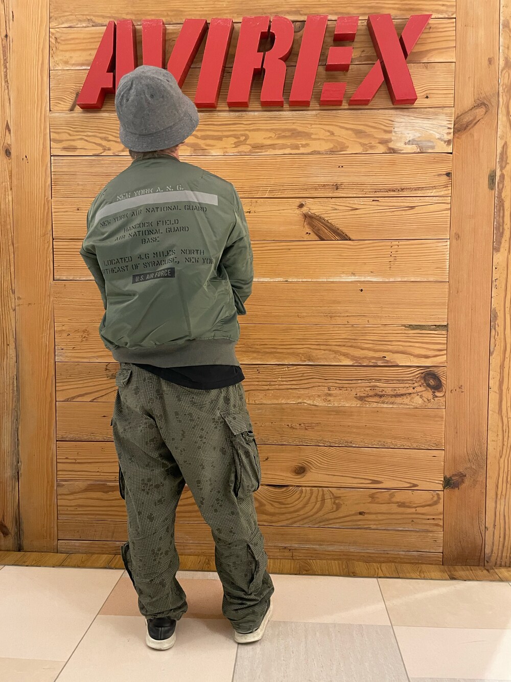 「MA-1、AVIREX、リバーシブル、カーゴパンツ、バケットハット、バケハ、AVIREXBelle、AVIREX町田店、ファッションの力を信じよう、AVIREX町田」｜「AVIREXのMaintenance patch ロングTシャツ（Tシャツ/カットソー、ブラック系）」を使った、TOMさん（メンズ・161cm）の秋コーディネートの3枚目の写真