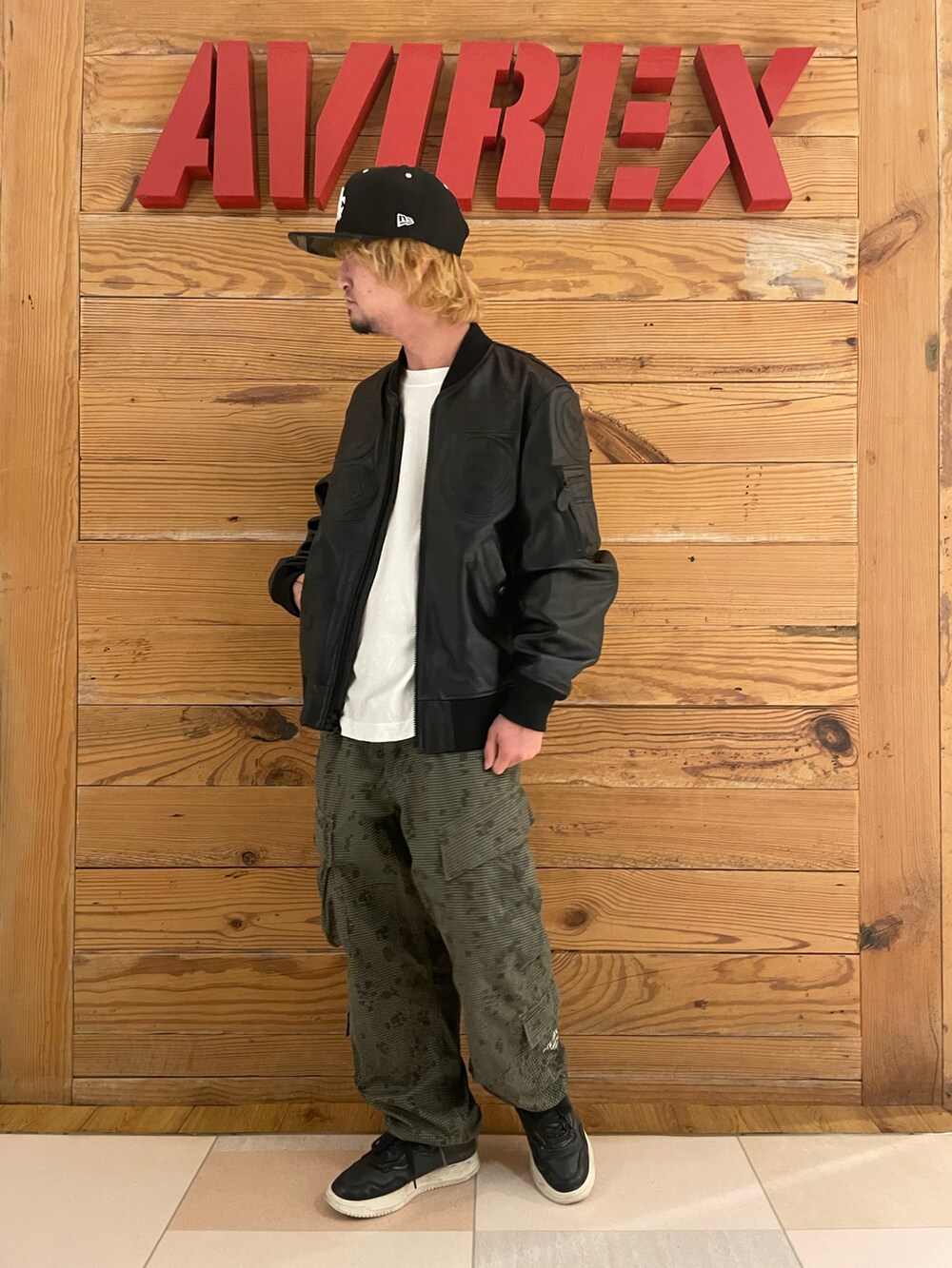 ブラック系のMA-1、ホワイト系のTシャツ/カットソー、その他のカーゴパンツを着用したメンズの秋コーディネートの2枚目の写真