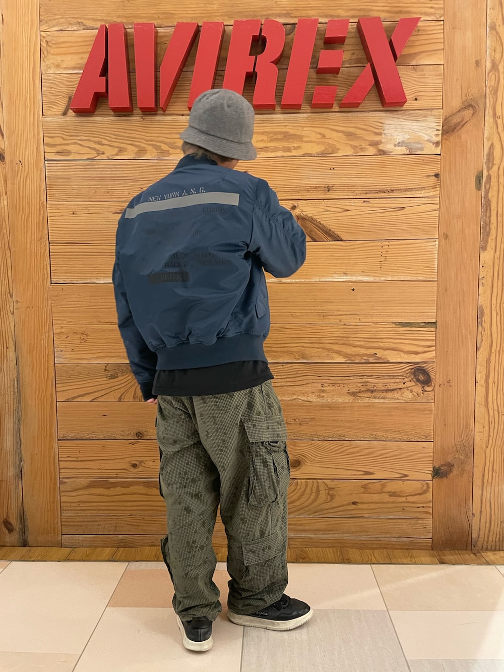 「MA-1、AVIREX、リバーシブル、カーゴパンツ、バケットハット、バケハ、AVIREXBelle、AVIREX町田店、ファッションの力を信じよう、AVIREX町田」｜「AVIREXのMaintenance patch ロングTシャツ（Tシャツ/カットソー、ブラック系）」を使った、TOMさん（メンズ・161cm）の秋コーディネートの2枚目の写真
