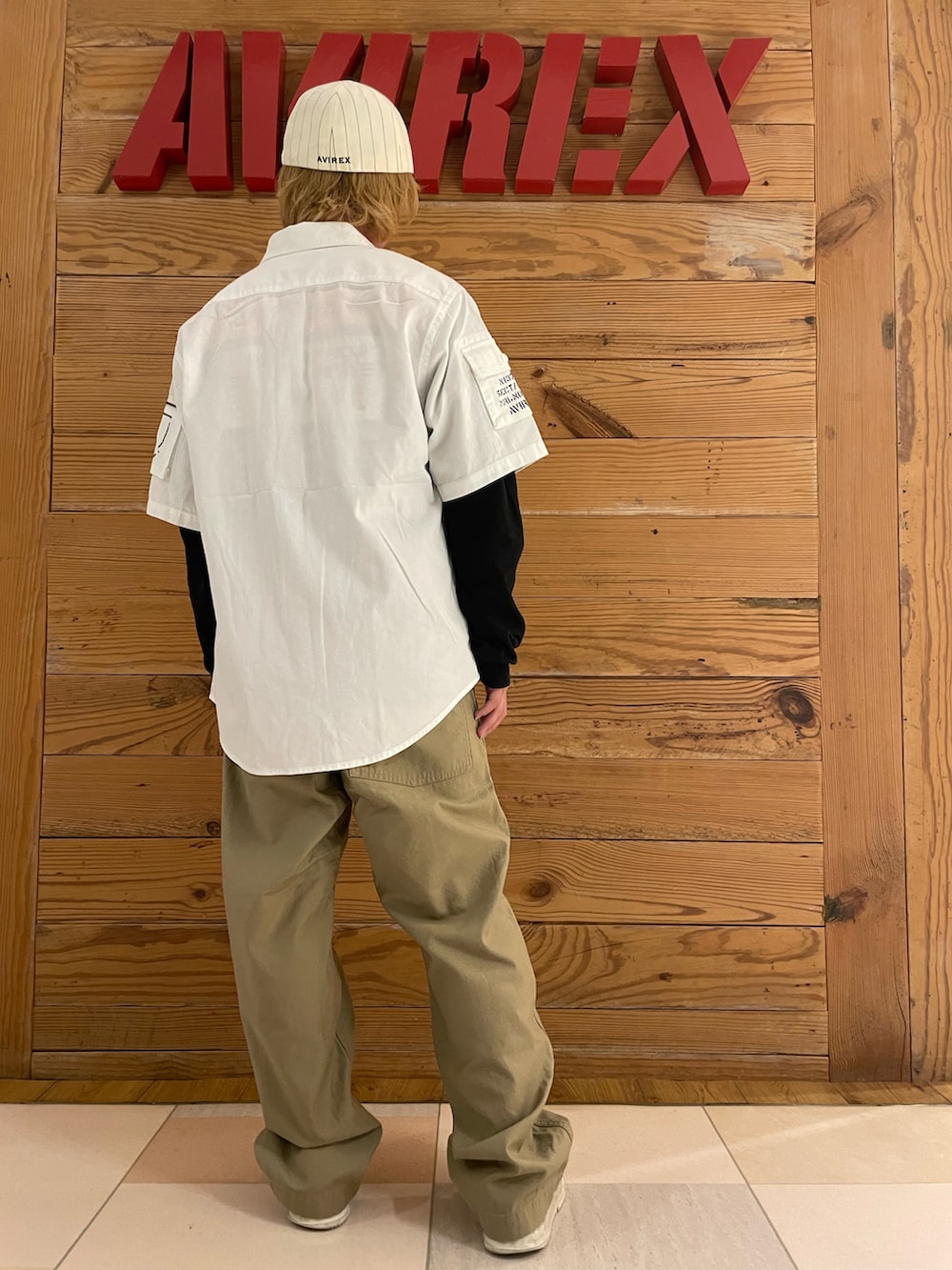 ベージュ系のパンツ、ブラック系のTシャツ/カットソー、ホワイト系のシャツ/ブラウスを着用したメンズの夏コーディネートの3枚目の写真