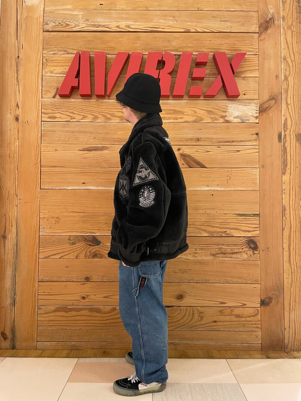 その他のデニムパンツ、ブラック系のTシャツ/カットソー、ブラック系のその他アウターを着用したメンズの秋コーディネートの3枚目の写真