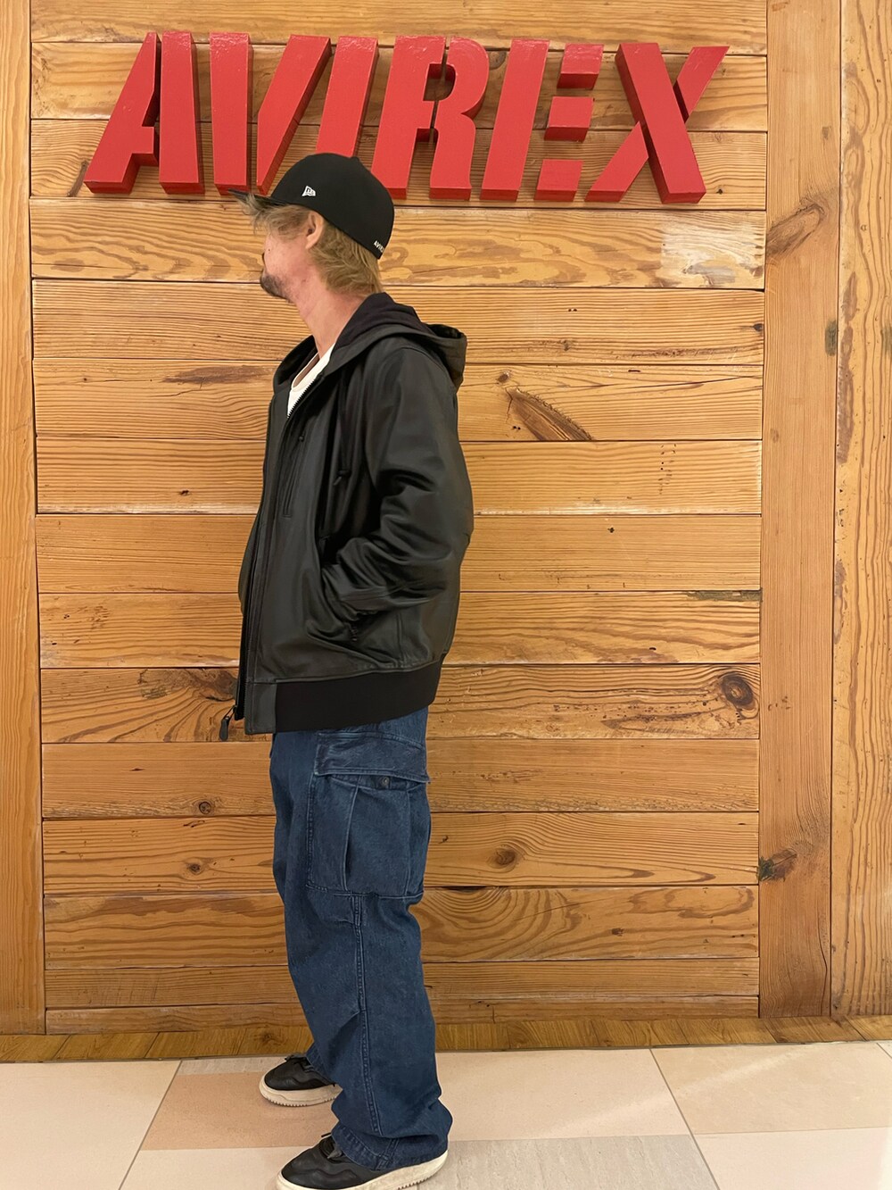 「レザージャケット、AVIREX、NEWERA、NEW ERA、フード付きアウター、AVIREXBelle、デニムカーゴパンツ、AVIREX町田店、ファッションの力を信じよう、AVIREX町田」｜「AVIREXの《AVIREX×NEW ERA/ニューエラ》ロウ プロファイル 59フィフティ / LOW PROFILE 59FIFTY AC（帽子、ブラック系）」を使った、TOMさん（メンズ・161cm）の冬コーディネートの2枚目の写真