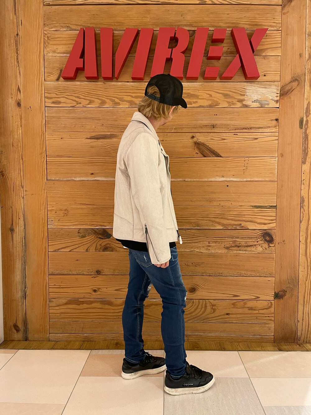 その他のライダースジャケット、ブルー系のデニムパンツ、ブラック系のTシャツ/カットソーを着用したメンズの夏コーディネートの4枚目の写真