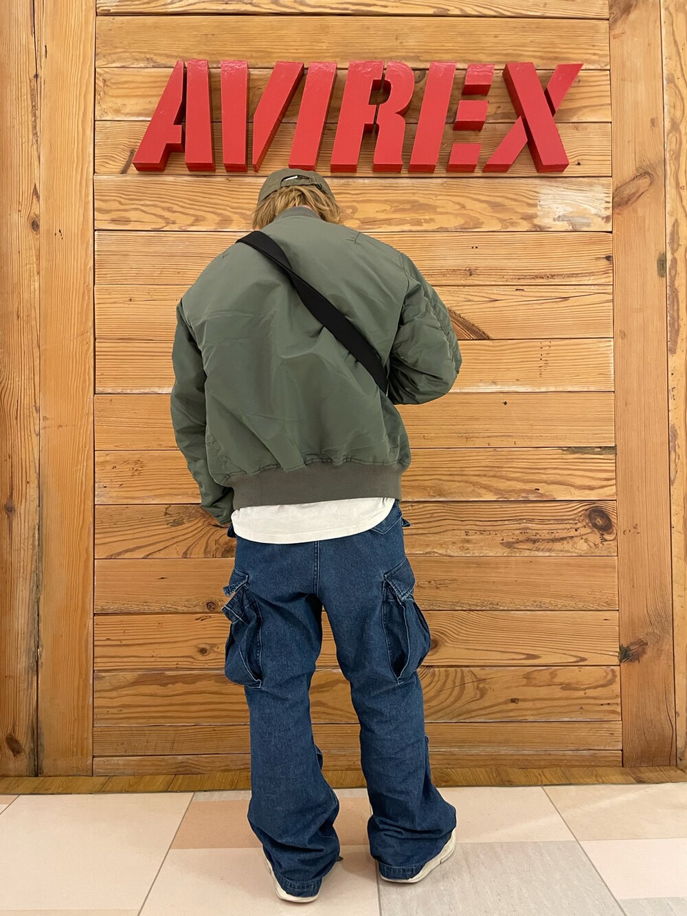「MA-1、AVIREX、ロゴ、フライトジャケット、ワークキャップ、AVIREXBelle、デニムカーゴパンツ、AVIREX町田店、ファッションの力を信じよう、AVIREX町田」｜「AVIREXのWORK CAP / ワークキャップ / AVIREX / アヴィレックス（キャップ、グリーン系）」を使った、TOMさん（メンズ・161cm）の冬コーディネートの3枚目の写真