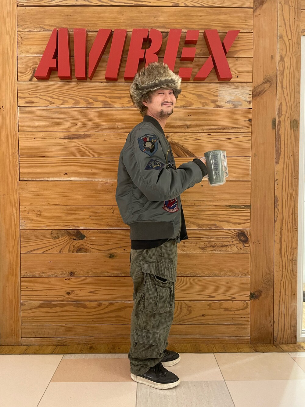 「vintage、AVIREX、マグカップ、秋冬コーデ、TOPGUN、AVIREXBelle、TOP GUN、AVIREX町田店、ファッションの力を信じよう、AVIREX町田」｜「AVIREXのMaintenance patch ロングTシャツ（Tシャツ/カットソー、ブラック系）」を使った、TOMさん（メンズ・161cm）の秋コーディネートの4枚目の写真
