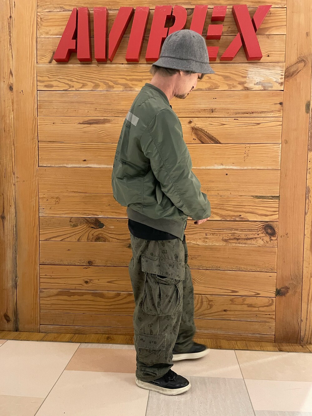 「MA-1、AVIREX、リバーシブル、カーゴパンツ、バケットハット、バケハ、AVIREXBelle、AVIREX町田店、ファッションの力を信じよう、AVIREX町田」｜「AVIREXのMaintenance patch ロングTシャツ（Tシャツ/カットソー、ブラック系）」を使った、TOMさん（メンズ・161cm）の秋コーディネートの4枚目の写真