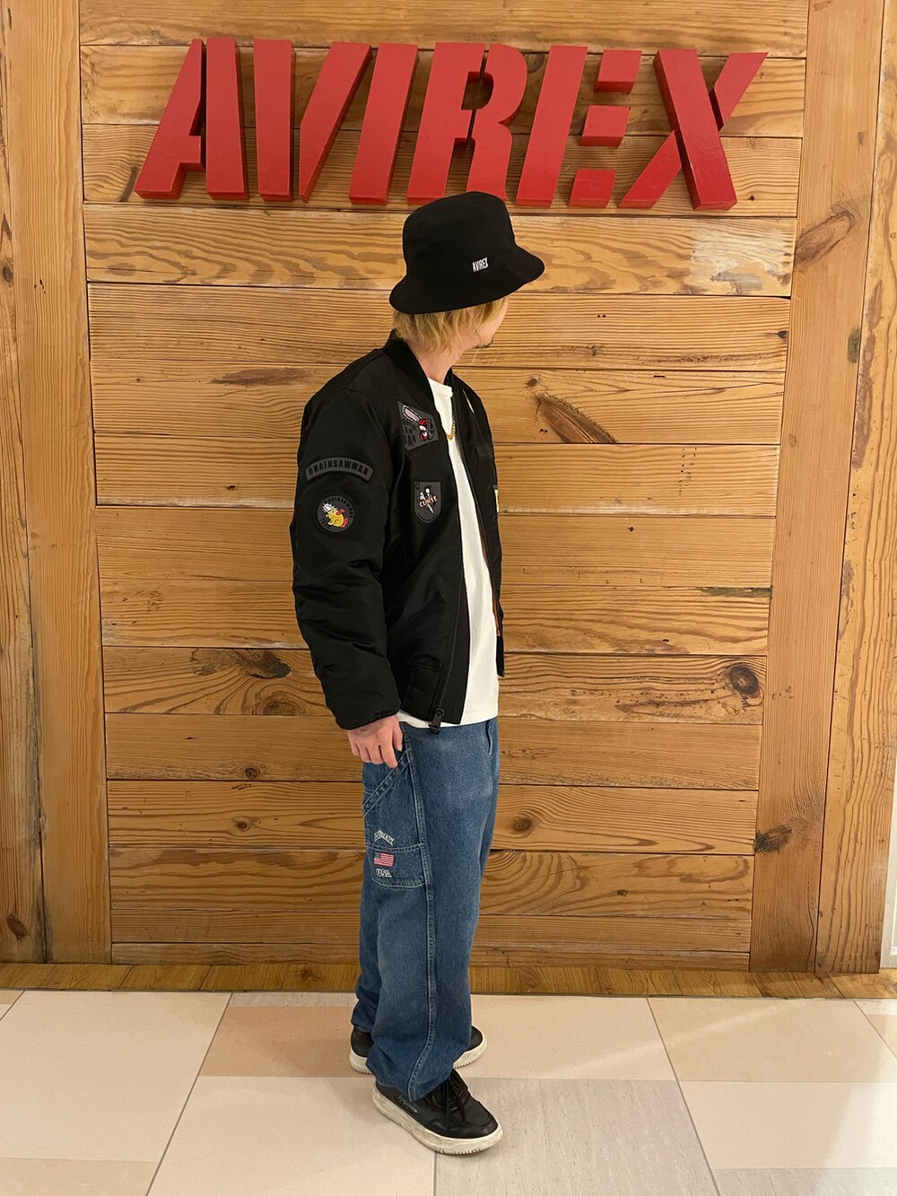 ホワイト系のTシャツ/カットソー、その他のデニムパンツ、ブラック系のMA-1を着用したメンズの夏コーディネートの4枚目の写真