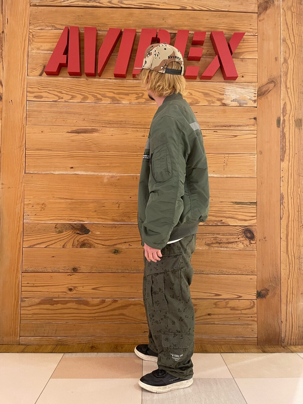 グリーン系のMA-1、ホワイト系のTシャツ/カットソー、その他のカーゴパンツを着用したメンズの秋コーディネートの3枚目の写真