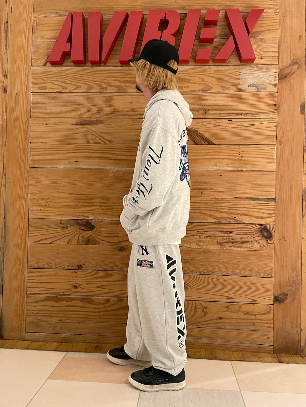 ベージュ系のパーカー、ベージュ系のスウェットパンツ、ブラック系のキャップを着用したメンズの秋コーディネートの2枚目の写真