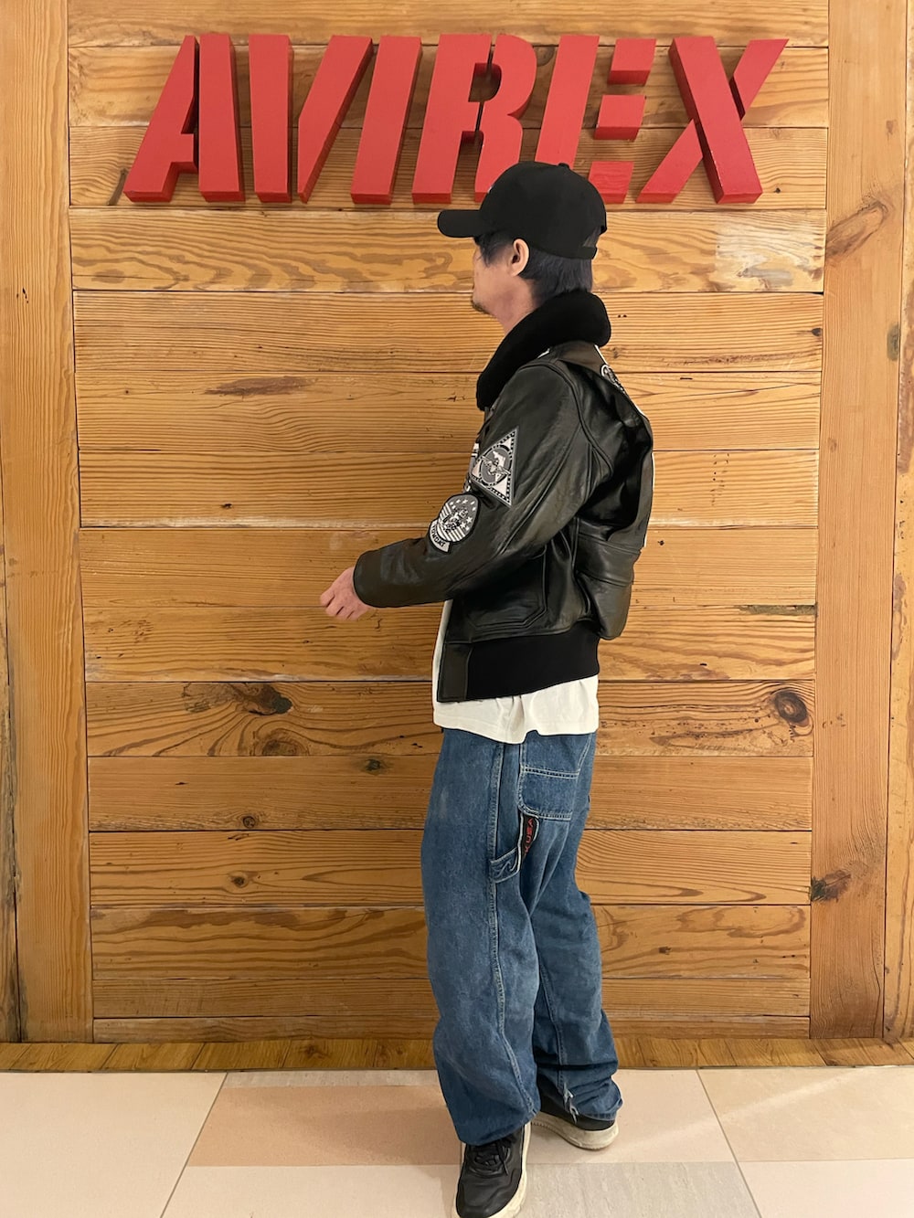 その他のデニムパンツ、ホワイト系のTシャツ/カットソー、ブラック系のミリタリージャケットを着用したメンズの秋コーディネートの2枚目の写真