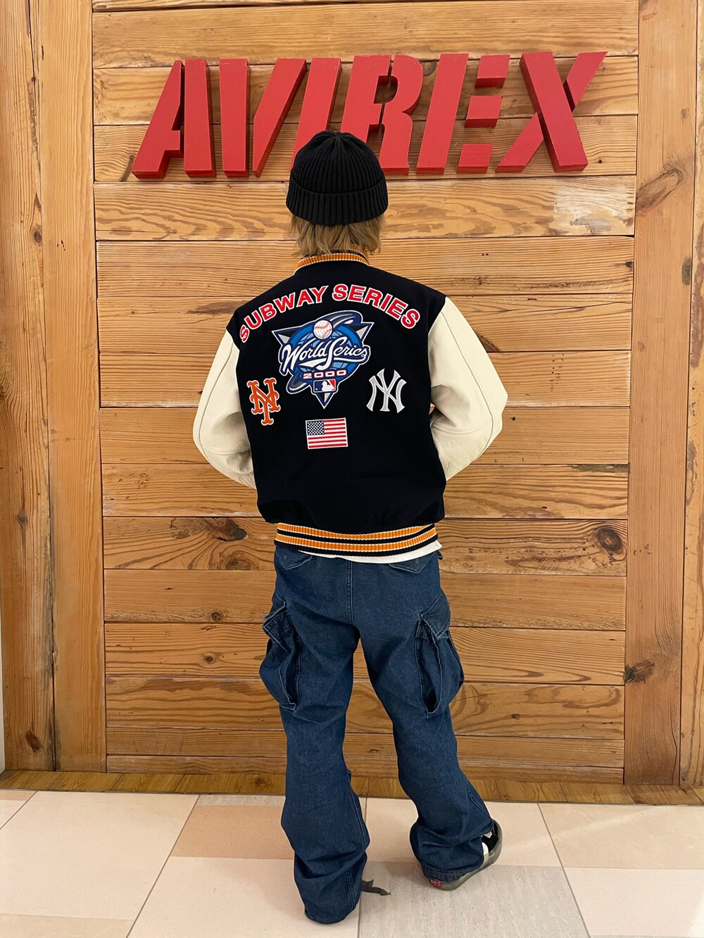 ブルー系のスタジャン、ホワイト系のTシャツ/カットソー、その他のその他パンツを着用したメンズの冬コーディネートの3枚目の写真