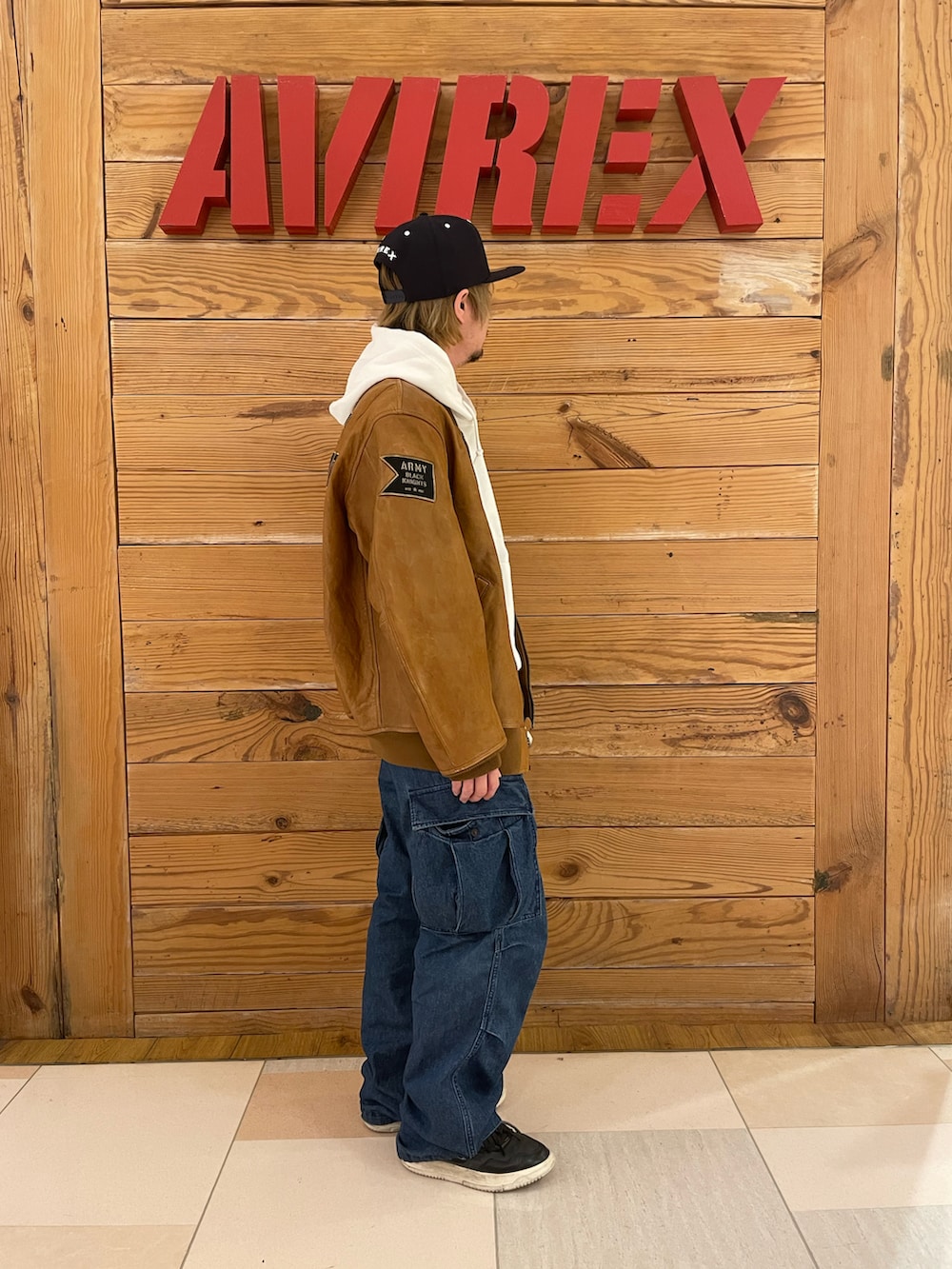 イエロー系のMA-1、その他のカーゴパンツ、ホワイト系のパーカーを着用したメンズの冬コーディネートの2枚目の写真