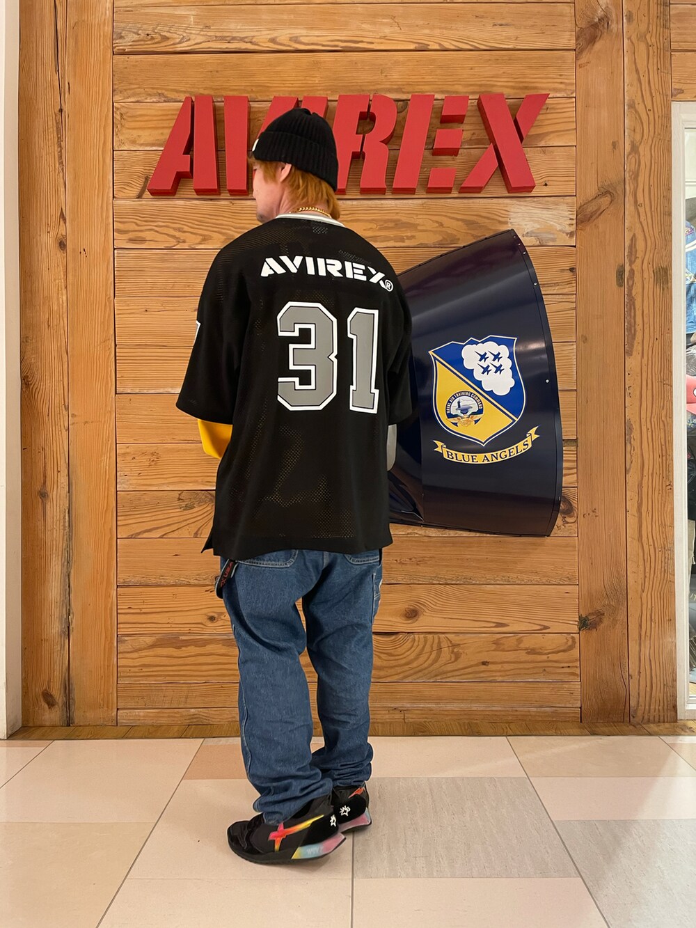 レッド系のTシャツ/カットソー、その他のデニムパンツ、イエロー系のスウェットを着用したメンズの冬コーディネートの3枚目の写真