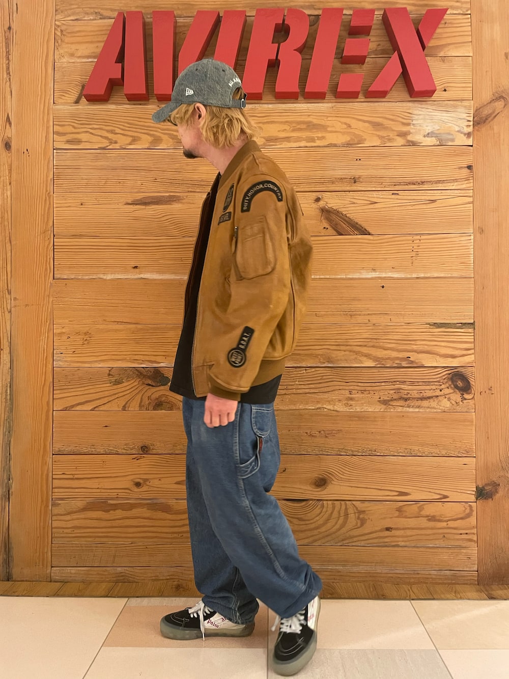 イエロー系のMA-1、その他のデニムパンツ、ブラック系のTシャツ/カットソーを着用したメンズの秋コーディネートの2枚目の写真