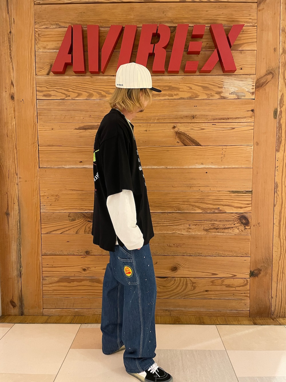 ホワイト系のTシャツ/カットソー、ブラック系のTシャツ/カットソー、その他のデニムパンツを着用したメンズの夏コーディネートの4枚目の写真