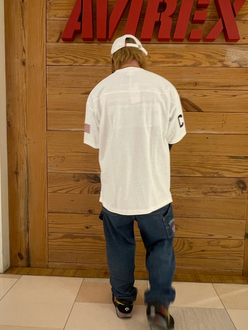 その他のデニムパンツ、ホワイト系のTシャツ/カットソー、ホワイト系のキャップを着用したメンズの春コーディネートの3枚目の写真