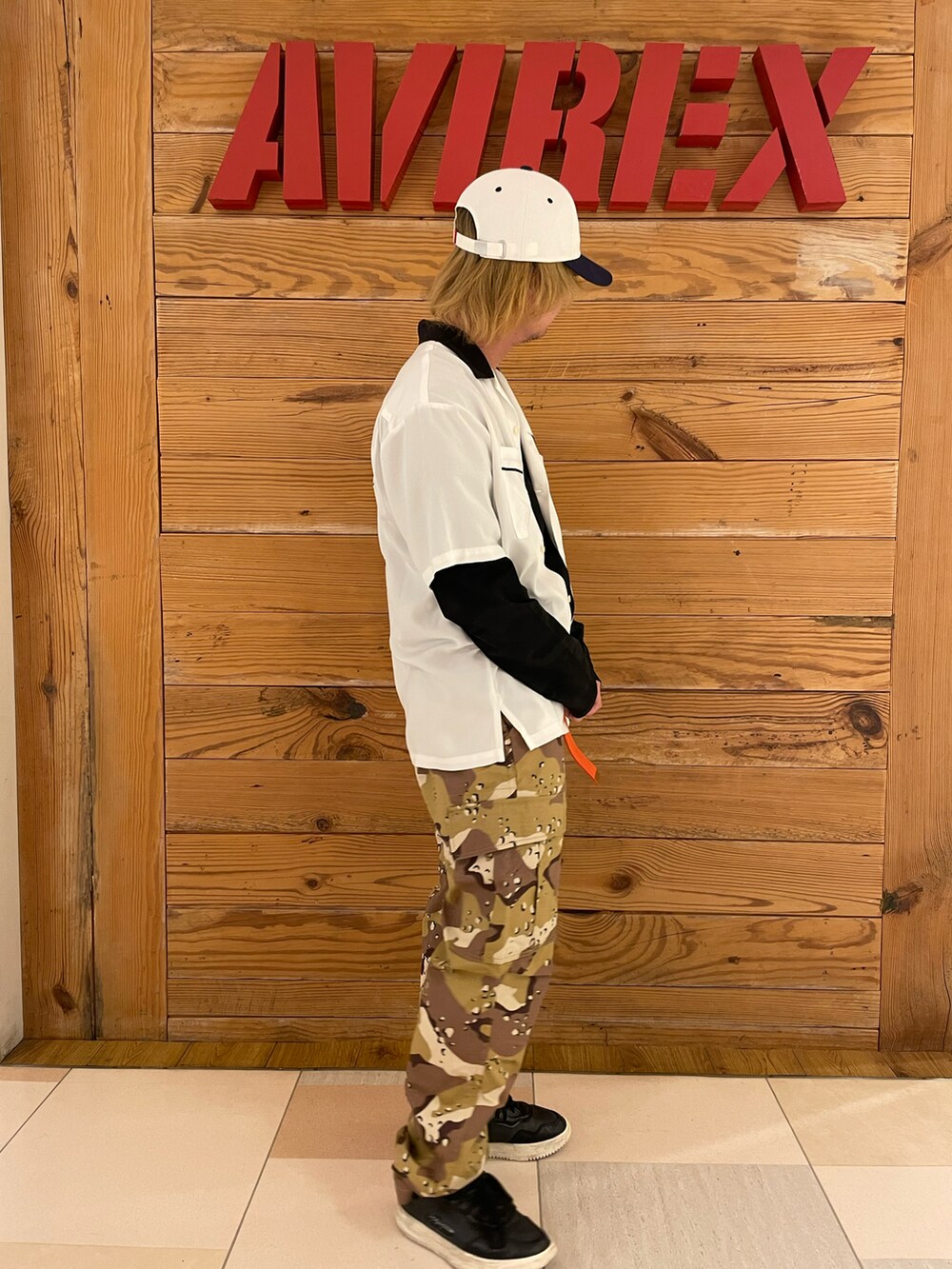 ブラック系のTシャツ/カットソー、その他のカーゴパンツ、ブラック系のシャツ/ブラウスを着用したメンズの春コーディネートの4枚目の写真