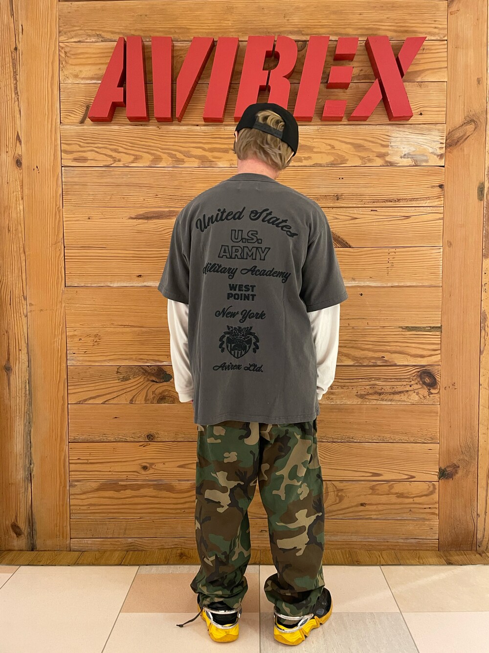 グレー系のTシャツ/カットソー、その他のその他パンツ、ホワイト系のTシャツ/カットソーを着用したメンズの夏コーディネートの3枚目の写真