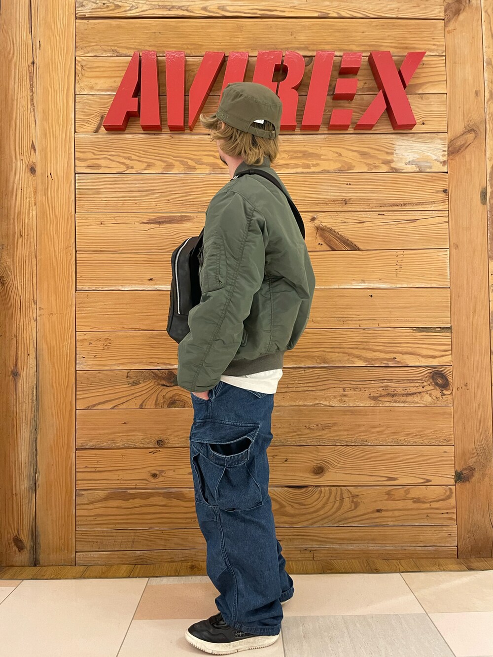「MA-1、AVIREX、ロゴ、フライトジャケット、ワークキャップ、AVIREXBelle、デニムカーゴパンツ、AVIREX町田店、ファッションの力を信じよう、AVIREX町田」｜「AVIREXのWORK CAP / ワークキャップ / AVIREX / アヴィレックス（キャップ、グリーン系）」を使った、TOMさん（メンズ・161cm）の冬コーディネートの2枚目の写真