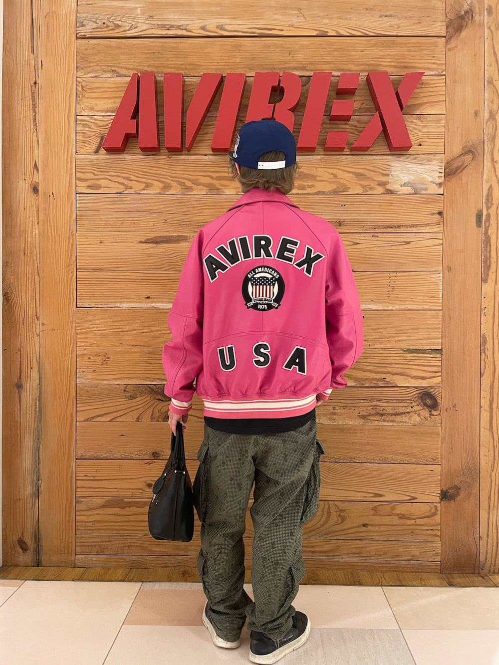 「レザージャケット、ピンク、AVIREX、カラフル、カーゴパンツ、カラフルコーデ、AVIREXBelle、AVIREX町田店、ファッションの力を信じよう、AVIREX町田」｜「AVIREXのMaintenance patch ロングTシャツ（Tシャツ/カットソー、ブラック系）」を使った、TOMさん（メンズ・161cm）の秋コーディネートの3枚目の写真
