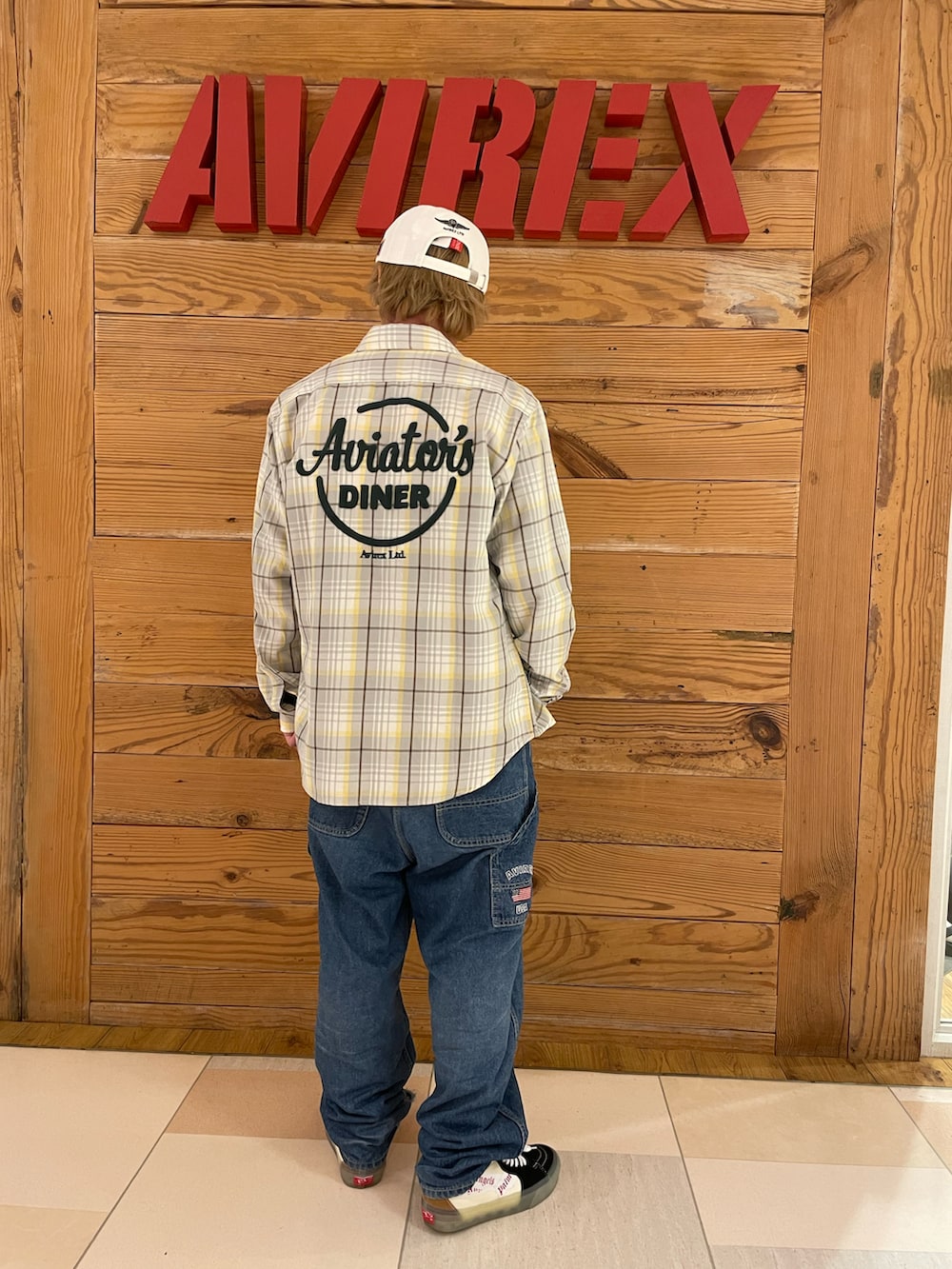 「チェックシャツ、AVIREX、ペインターパンツ、刺繍シャツ、白キャップ、ステンシル、AVIREXBelle、AVIREX町田店、ファッションの力を信じよう、AVIREX町田」｜「AVIREXのUSMC CAP / USMC キャップ / AVIREX / アヴィレックス（キャップ、ホワイト系）」を使った、TOMさん（メンズ・161cm）の夏コーディネートの3枚目の写真