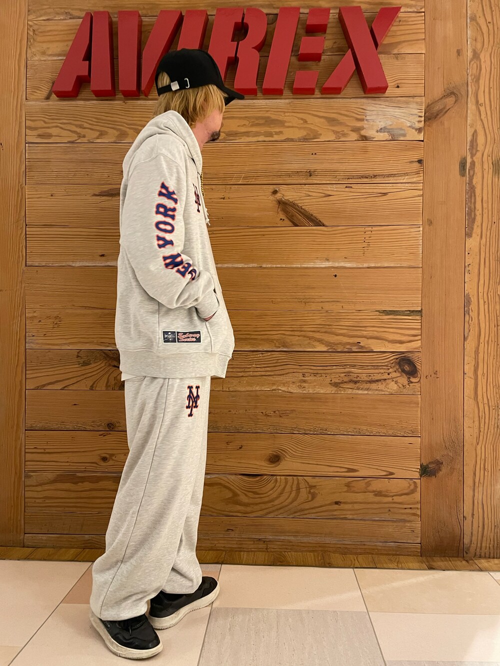 ベージュ系のパーカー、ベージュ系のスウェットパンツ、ブラック系のキャップを着用したメンズの秋コーディネートの4枚目の写真