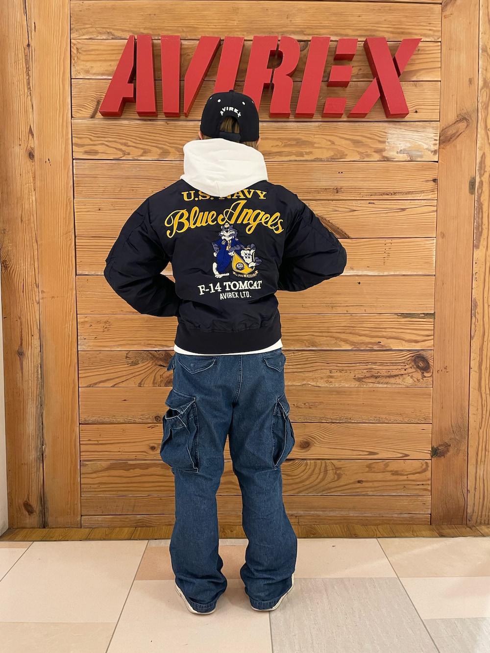 「AVIREX、NEWERA、NEW ERA、ニューエラ、L-2、AVIREXBelle、トムキャット、AVIREX町田店、ファッションの力を信じよう、AVIREX町田」｜「AVIREXの《直営店限定》DENIM EASY CARGO PANTS / デニム イージーカーゴパンツ / AVIREX / アヴィレックス（カーゴパンツ、その他）」を使った、TOMさん（メンズ・161cm）の冬コーディネートの2枚目の写真